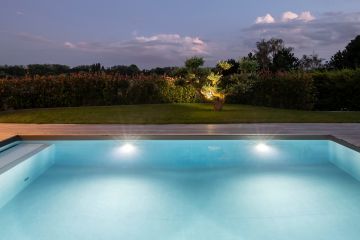 Two white LED spotlights light up the pool and boldly contribute to creating this pool area.