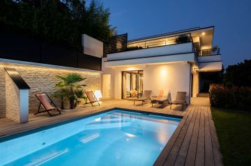 Réalisée en coordination avec un cabinet d'architecte, cette Piscinelle s'inscrit dans la tradition des piscines privées des grandes villas dont on rêve.