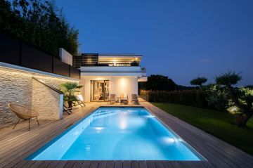 All the lines have been designed to give the house and its pool a dimension of purity that resonates with the night.