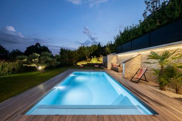 This Piscinelle night pool adapts to all moods, whether this means music or silence, company or peaceful solitude.