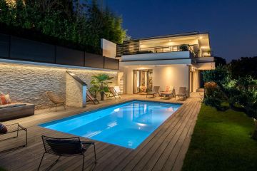 Paradoxically, the strength of this design lies in its extreme simplicity. A rectangle, right angles and soft lighting all add up to … a simply exquisite pool.