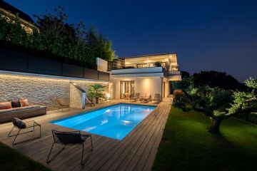 Piscine de nuit intégrée à une maison d'architecte contemporaine (crédit photo : Fred Pieau).