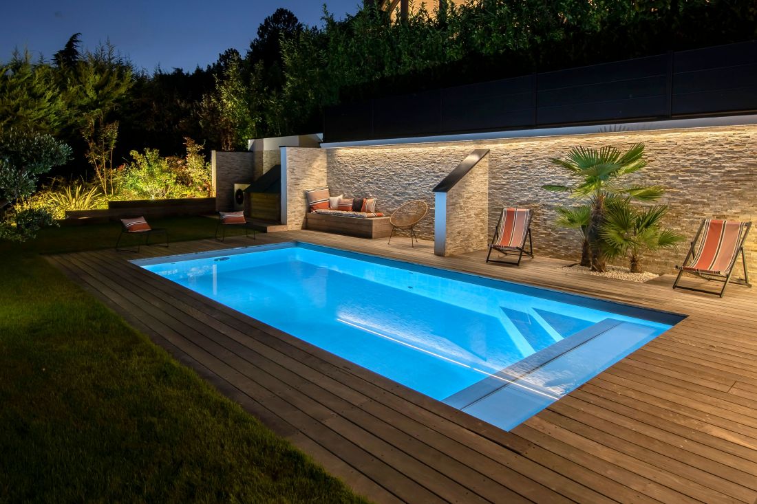Piscinelle Cr7 with a hybrid Escabanc (1 x 80cm full-width step and 2 x 66cm, 33cm corner steps) and steel-grey liner.