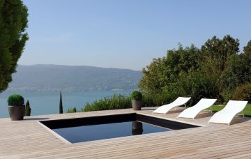 Magnifique Piscine carrée Bo4.5 avec une terrasse devant une vue imprenable sur la mer