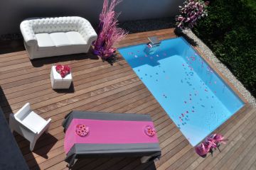 Piscine carrée Bo3.5 avec des pétales de rose pour une ambiance romantique