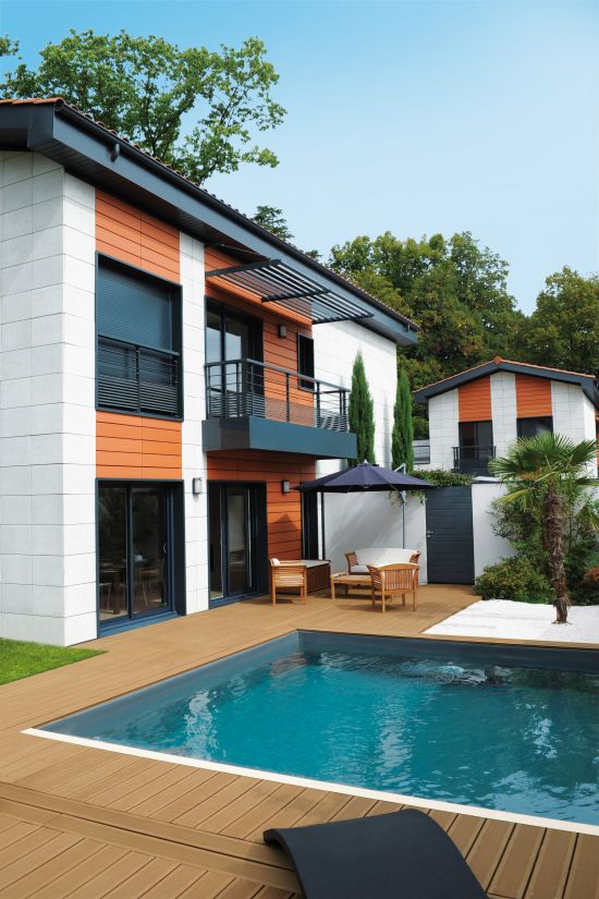 Piscinelle carrée dans une maison contemporaine en brique.