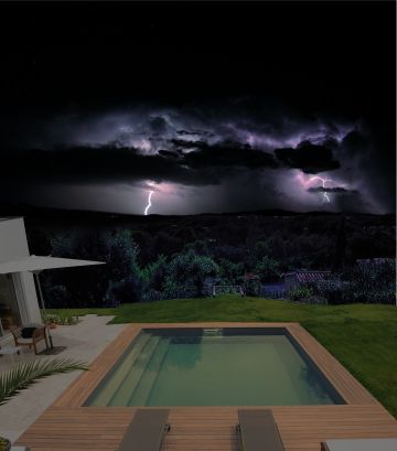 Une piscine carrée sous l'orage...