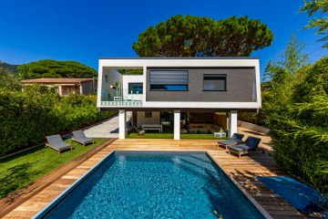 Une Piscinelle carrée était la seule option pour répondre à l'audace d'une telle maison...