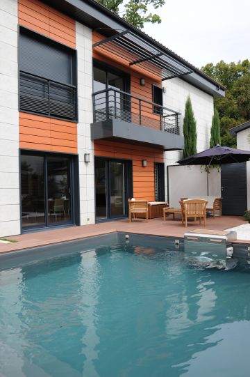 Un bel espace de nage dans une piscine carrée