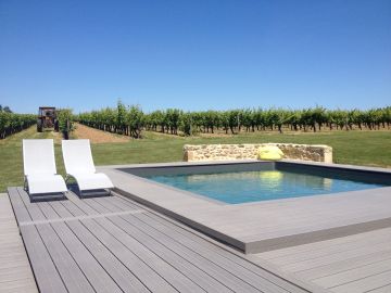 Piscine carrée au milieu des vignes dans le sud de la France.