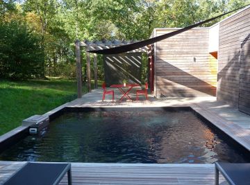 Piscine carrée bo5 avec un liner noir dans un petit jardin 