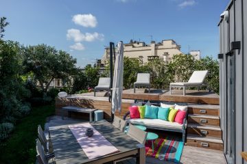 La terrasse parisienne est aménagée avec un peu de mobilier et la piscine légèrement sur-élevée qui se referme avec le Rolling-Deck.