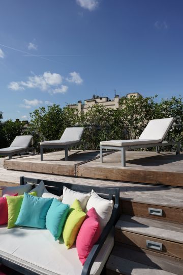 Once the Rolling-Deck is closed, the precious space on this Paris roof terrace can be used in other ways.