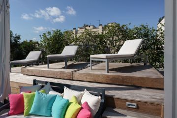 Sous le Rolling-Deck se cache la piscine, totalement sécurisée et intégrée à ce toit-terrasse au cœur de Paris.