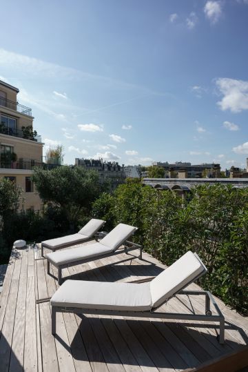 The seamlessly integrated Piscinelle pool is impossible to spot once the Rolling-Deck is closed, like a precious stone hidden in the treasure chest of this roof terrace in Paris.