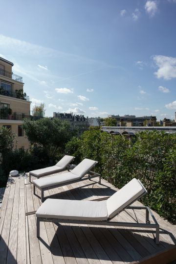 Totalement intégrée il est impossible de deviner la Piscinelle une fois le Rolling-Deck refermé... comme un trésor caché dans l'écrin de ce toit-terrasse à Paris.