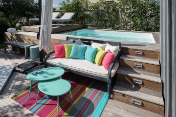 The challenge of installing a mini-pool on a roof terrace in central Paris has been successfully overcome with a build that is both minimalist and balanced in terms of its space management, a feat notably achieved by fitting a Rolling-Deck.