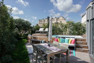 Depuis l'implantation de la petite piscine et son réaménagement, ce toit-terrasse parisien a pris tout son sens et devient un véritable lieu de vie pour toute la famille.