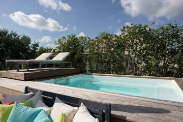 La piscine a été réalisée sur-mesure pour s'adapter parfaitement aux spécificités de ce toit-terrasse. Elle est équipée d'un MF5 en inox qui permet de ne pas percer le liner garantissant ainsi une étanchéité pérenne de la piscine.