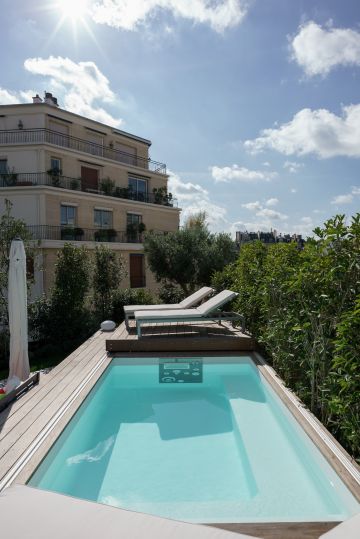 Once opened, the Rolling-Deck is positioned either side of the pool and becomes a fully-fledged sun deck.