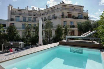 Implantée au coeur de Paris sur un toit-terrasse cette piscine est un défi totalement atypique... et réussi par Piscinelle !