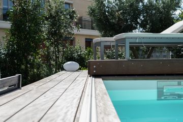 Le rail en aluminium anodisé du Rolling-Deck a été dessiné et réalisé sur-mesure pour un galbe et un confort de roulement parfait. Sa discrétion et sa simplicité en font l'atout fiabilité de votre terrasse mobile de piscine.