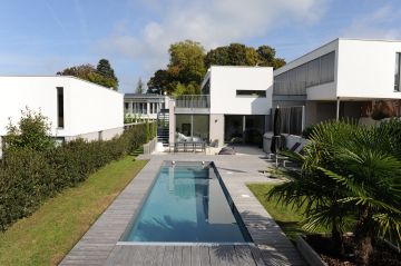 superbe piscine en forme de couloir de nage design