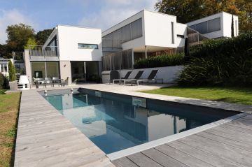 superbe piscine en forme de couloir de nage design