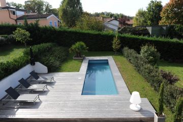 superbe piscine en forme de couloir de nage design