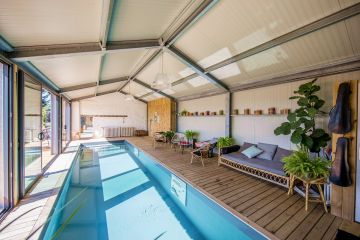 The modern structure houses a Piscinelle pool that lights everything up with its silvery reflections. A host of small objects brighten up the room and give the setting a slightly old-fashioned feel.