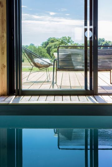 Like a work of art, the vertical and horizontal lines intersect and are reflected in the pool surface.