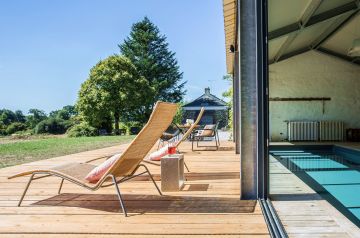 After a few lengths in the Anjou sun, visitors can take a well-earned break on this beautiful deck on the edge of the fields.