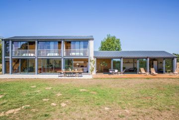 This stripped-down gîte with its understated style radiates unique charm. The simple materials structuring the space create a sense of calm and perfectly complement the house's clean lines and large areas.