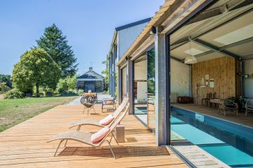 Baies vitrées ouvertes et sous le soleil c'est une piscine d'extérieure, baies vitrées fermées, c'est un couloir de nage d'intérieur... une implantation mêlant dedans et dehors parfaitement pour le plaisir des baigneurs.