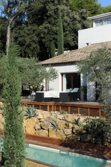 Une piscine de charme en Provence réalisée sur un terrain en terrasses.