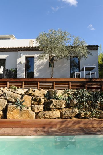 Cette vue de la piscine et de la maison sont l'évocation d'un tableau construit par couches superposées et apaisant.