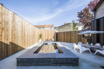 Posée et conçue comme un meuble extérieur, cette piscine rompt avec les idées reçues et les habitudes pour un parti pris tendance.