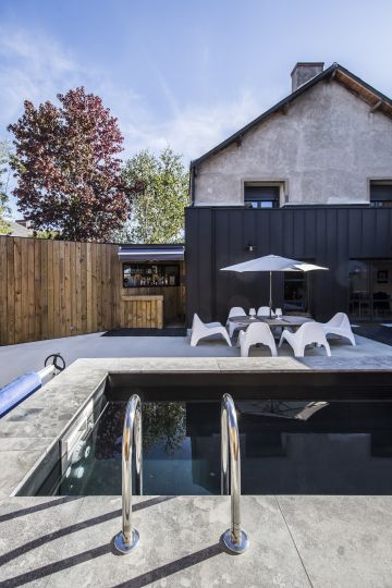 La piscine est située dans une petite cour intérieure de centre ville et vient s'intégrer parfaitement à l'environnement design existant.