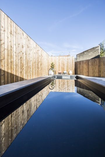 Un couloir de nage citadin, une intégration moderne, urbaine et tout en longueur, une vision contemporaine de la piscine, la vision de Piscinelle.