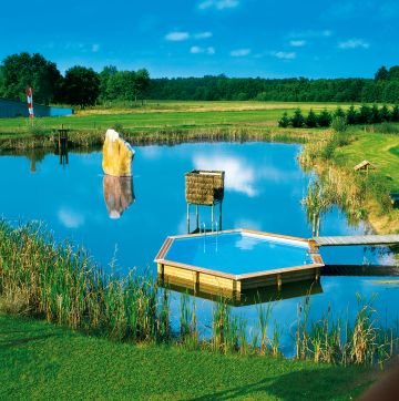 Hexagonal Piscinelle pool with pontoon in the middle of a lake