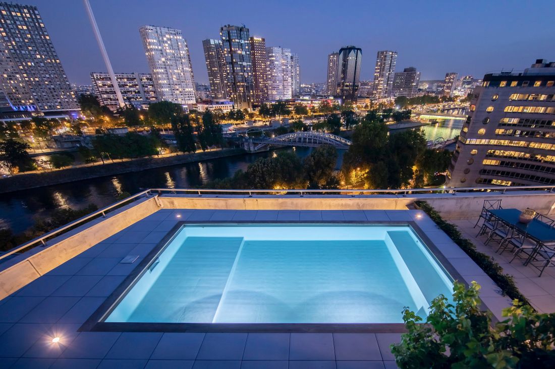 Le soir, quand la nuit s'allume, c'est tout le quartier de Beaugrenelle (Paris XVe) que l'on admire depuis la Piscinelle.