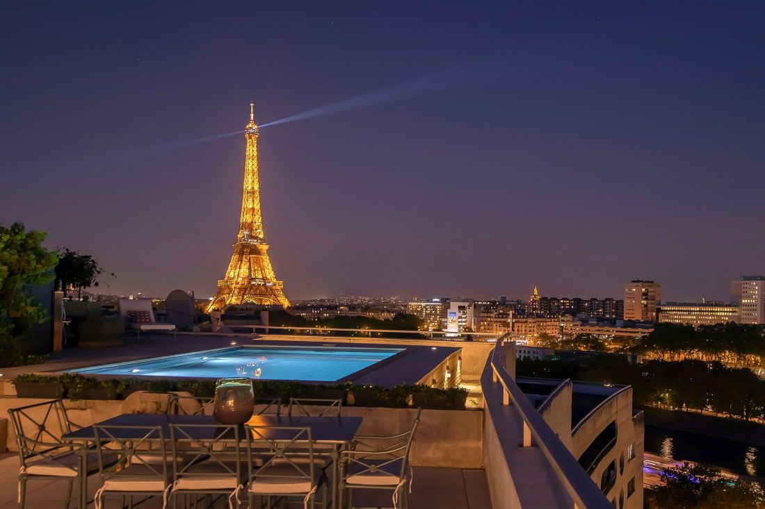 Chaque soir, depuis le salon de l'appartement, la Tour Eiffel s'illumine et jette le long rayon de son phare sur l'eau qui dort de la Piscinelle...