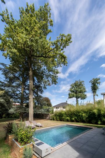 Le ciel, l'arbre, le bleu de la piscine...composition de tableau qui invite à se jeter à l'eau !