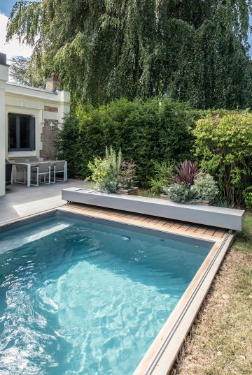 Les massifs végétalisés participent d'une décoration sobre et épurée dans la lignée de la piscine.