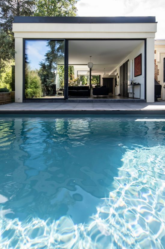 L'extension de la maison est contemporaine, rigoureuse dans ses formes et ses exigences, la Piscinelle est son parfait prolongement au jardin.