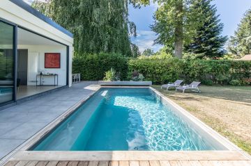 La piscine comme promesse de bien-être c'est aussi la possibilité de nager à la maison, l'Escabanc sur le côté ne perturbera pas les longueurs.