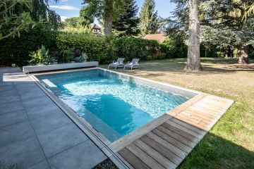 Minimaliste, la terrasse en ipé permet de loger le Coverseal® dans ses positions ouverte ou fermée.