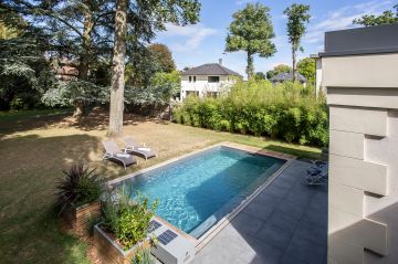 Le jardin et la piscine font de cette maison un petit havre de paix où les longues journées d'été sont si agréables à passer.