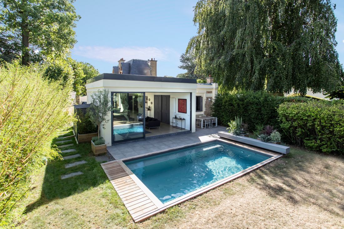 La piscine est positionnée juste devant le salon de la maison et fait comme une oasis au cœur de l'été.