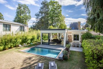 Cette maison d'exception qui allie modernité et tradition est le cadre idéal de la vie quotidienne pour ce foyer de région parisienne.